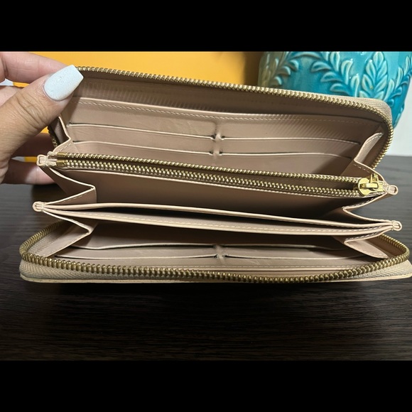 Authentic Louis Vuitton Vernis Zippy Wallet
See ALL pics inc. Box & Dust Bag - Picture 7 of 12